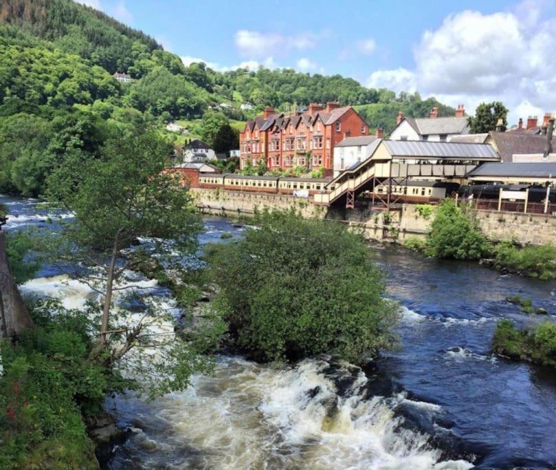 The Old Coach House Bed and Breakfast Llangollen Eksteriør billede